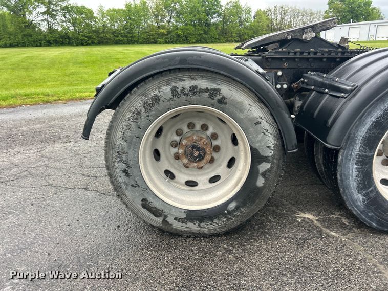image for item FC2570 2001 Peterbilt 379 semi truck