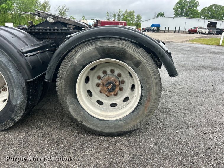 image for item FC2570 2001 Peterbilt 379 semi truck