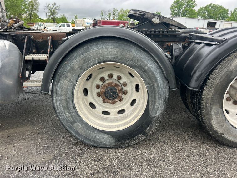image for item FC2570 2001 Peterbilt 379 semi truck