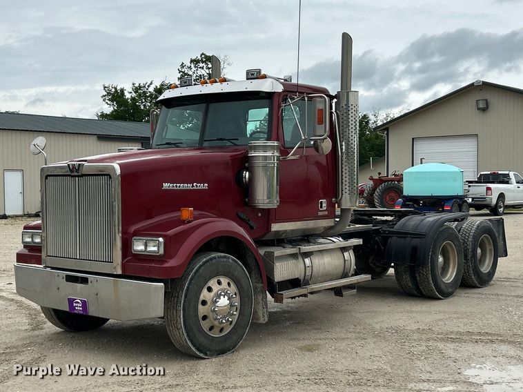image for item FC2661 2014 Western Star 4900 semi truck