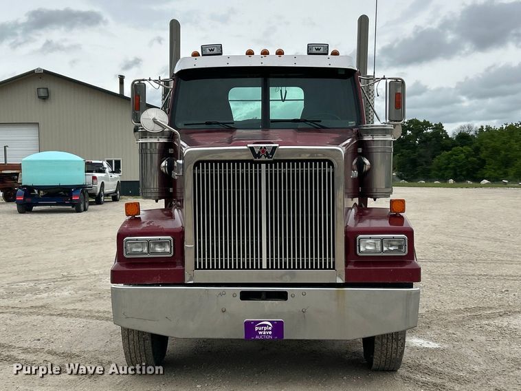image for item FC2661 2014 Western Star 4900 semi truck