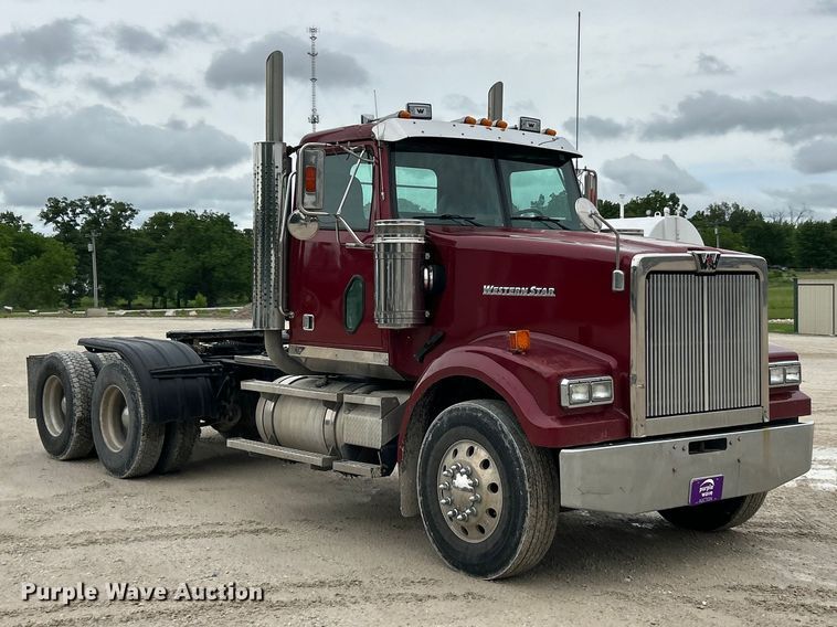 image for item FC2661 2014 Western Star 4900 semi truck