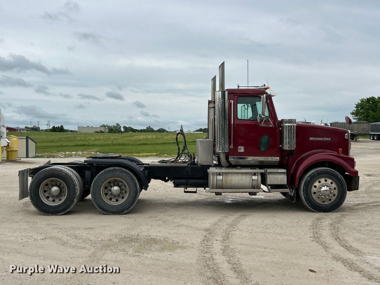 image for item FC2661 2014 Western Star 4900 semi truck