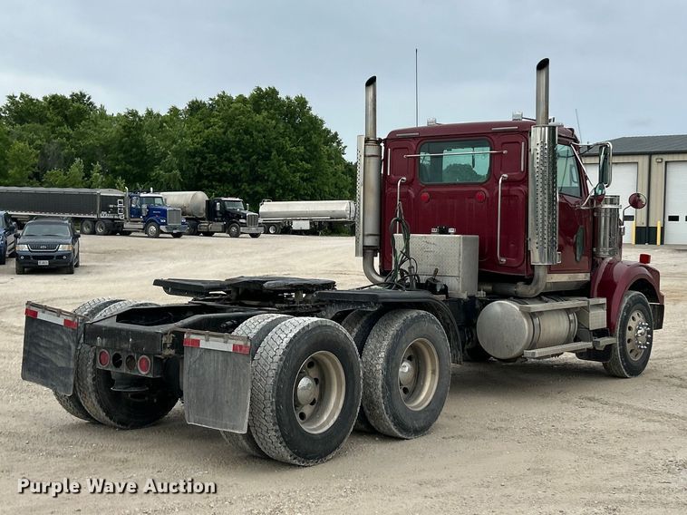 image for item FC2661 2014 Western Star 4900 semi truck