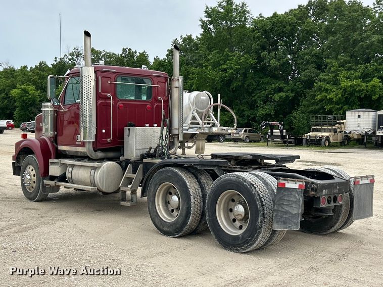 image for item FC2661 2014 Western Star 4900 semi truck
