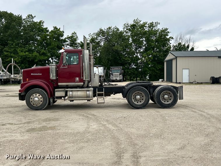 image for item FC2661 2014 Western Star 4900 semi truck