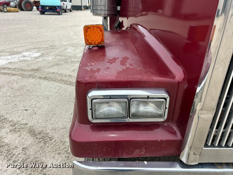 image for item FC2661 2014 Western Star 4900 semi truck
