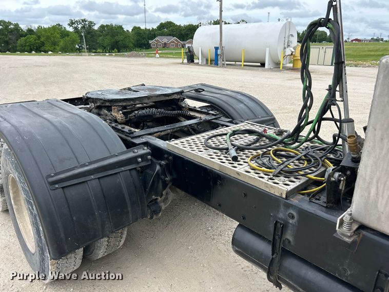 image for item FC2661 2014 Western Star 4900 semi truck