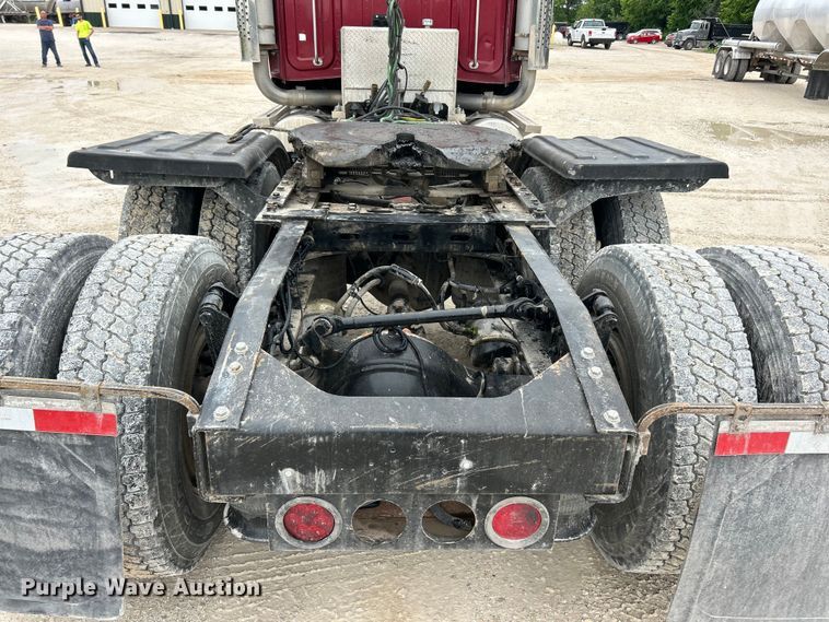 image for item FC2661 2014 Western Star 4900 semi truck