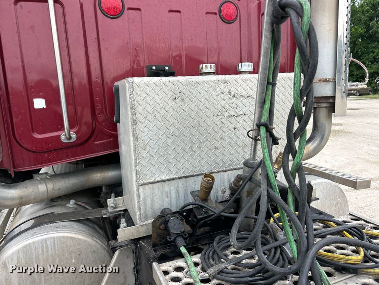 image for item FC2661 2014 Western Star 4900 semi truck