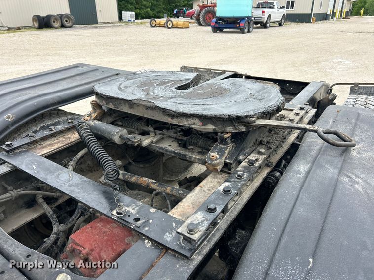 image for item FC2661 2014 Western Star 4900 semi truck