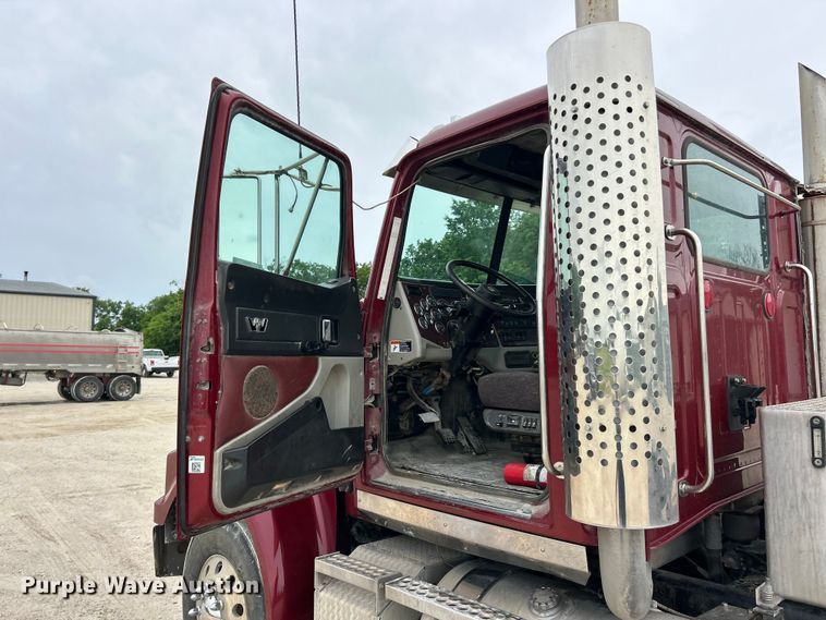 image for item FC2661 2014 Western Star 4900 semi truck