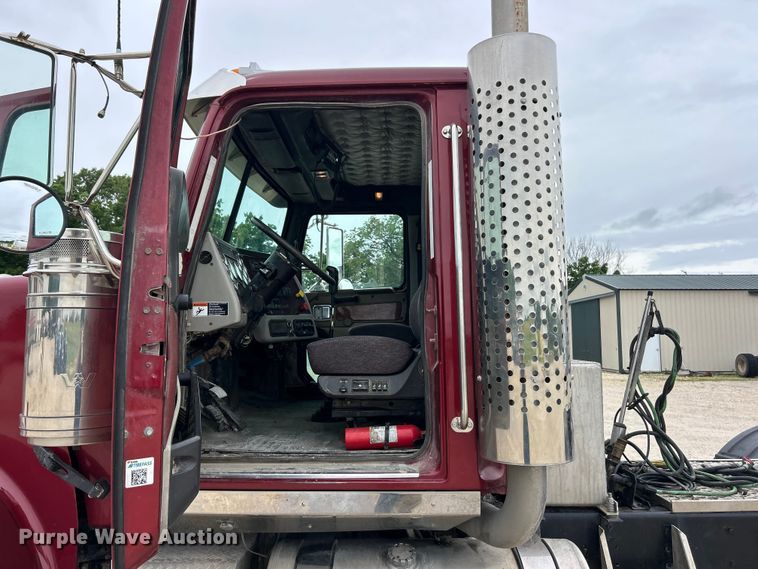 image for item FC2661 2014 Western Star 4900 semi truck