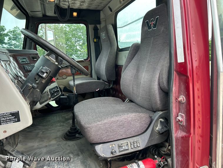 image for item FC2661 2014 Western Star 4900 semi truck