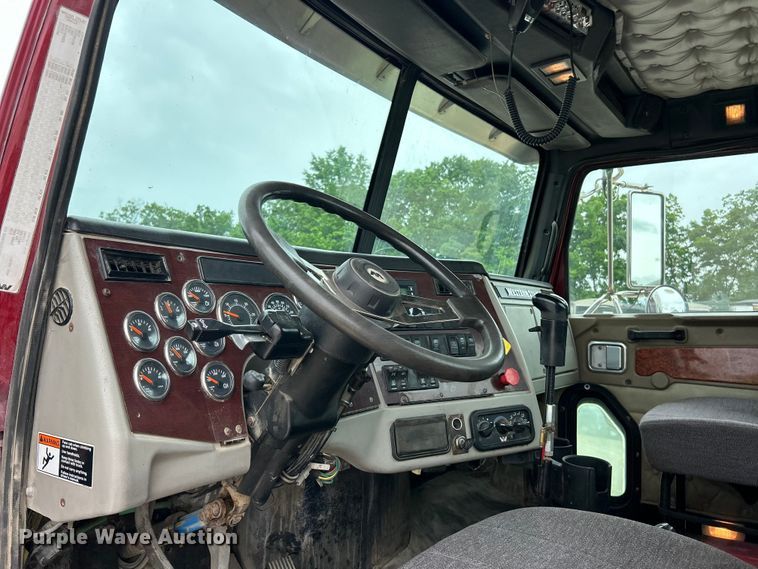 image for item FC2661 2014 Western Star 4900 semi truck