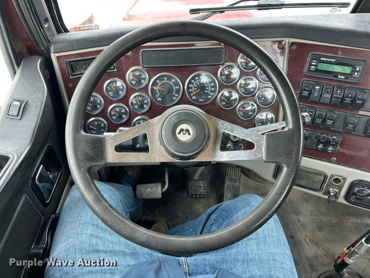 image for item FC2661 2014 Western Star 4900 semi truck