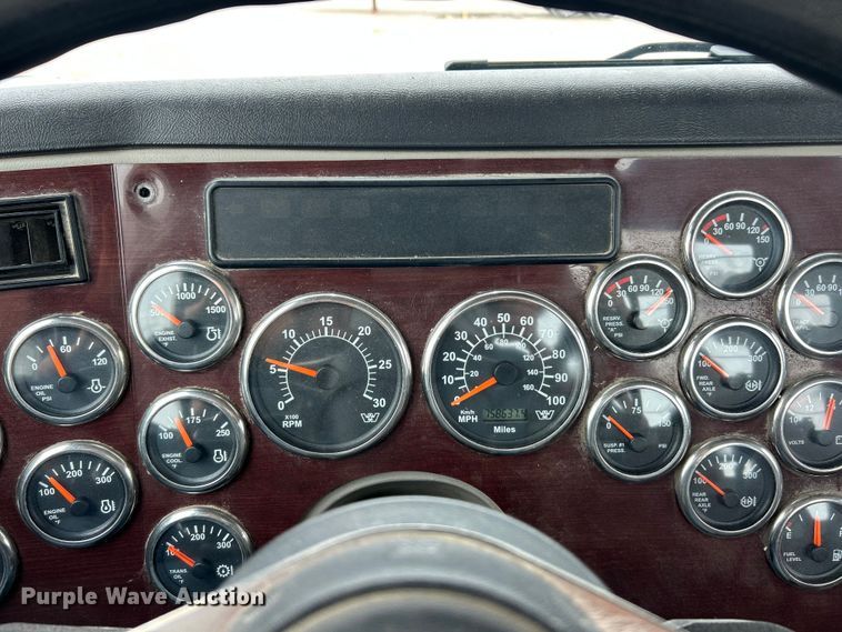 image for item FC2661 2014 Western Star 4900 semi truck