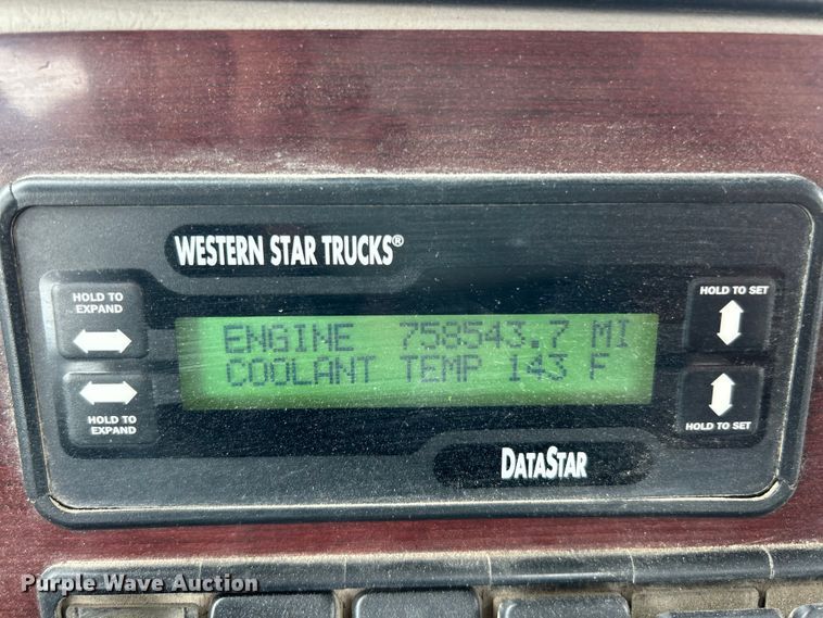 image for item FC2661 2014 Western Star 4900 semi truck