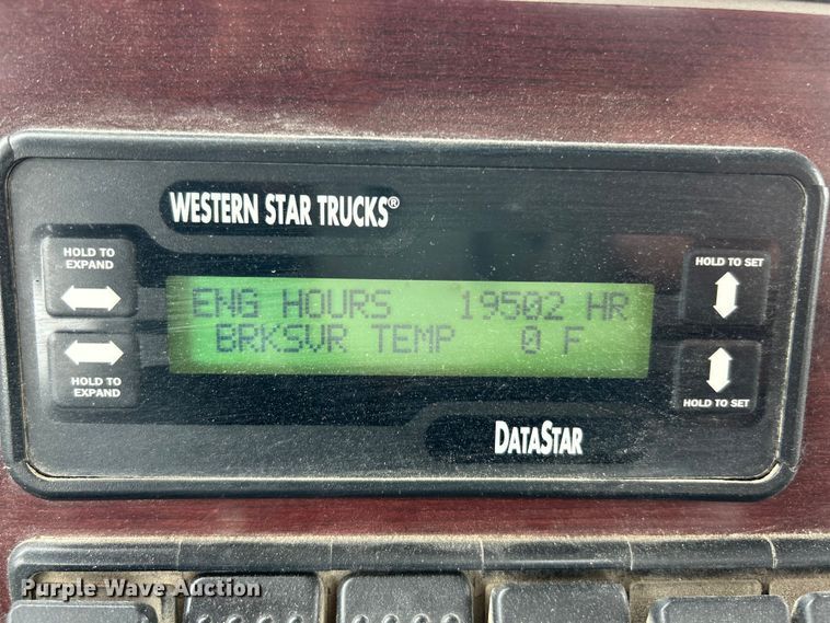 image for item FC2661 2014 Western Star 4900 semi truck