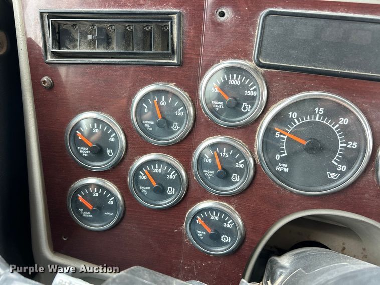 image for item FC2661 2014 Western Star 4900 semi truck