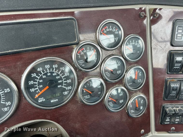 image for item FC2661 2014 Western Star 4900 semi truck