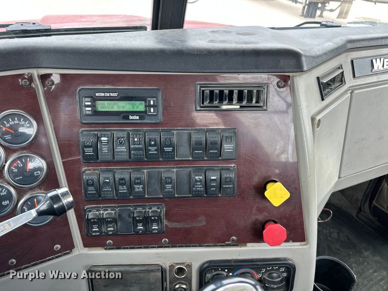 image for item FC2661 2014 Western Star 4900 semi truck