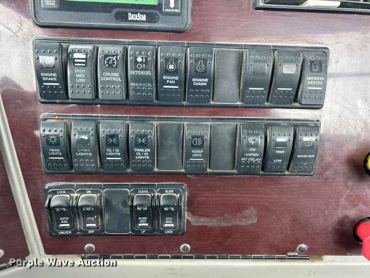 image for item FC2661 2014 Western Star 4900 semi truck