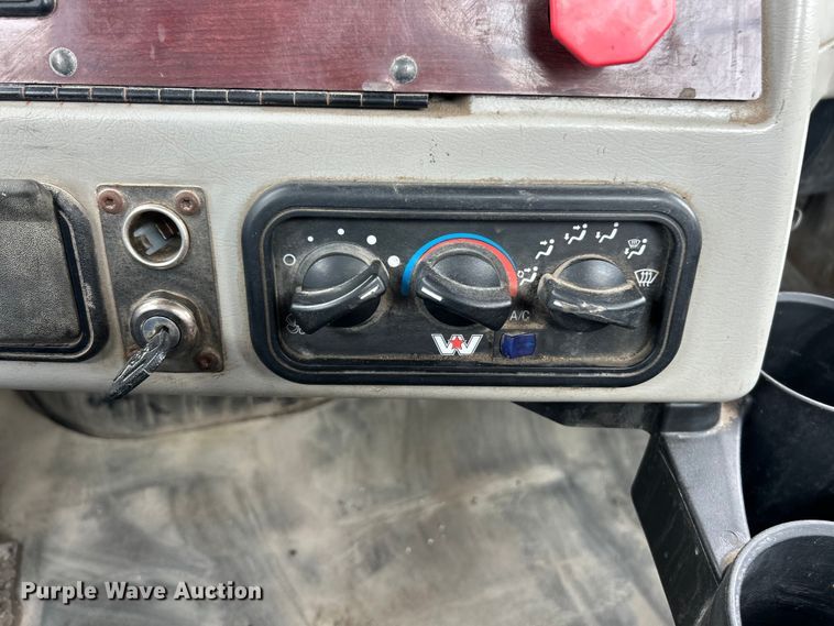 image for item FC2661 2014 Western Star 4900 semi truck