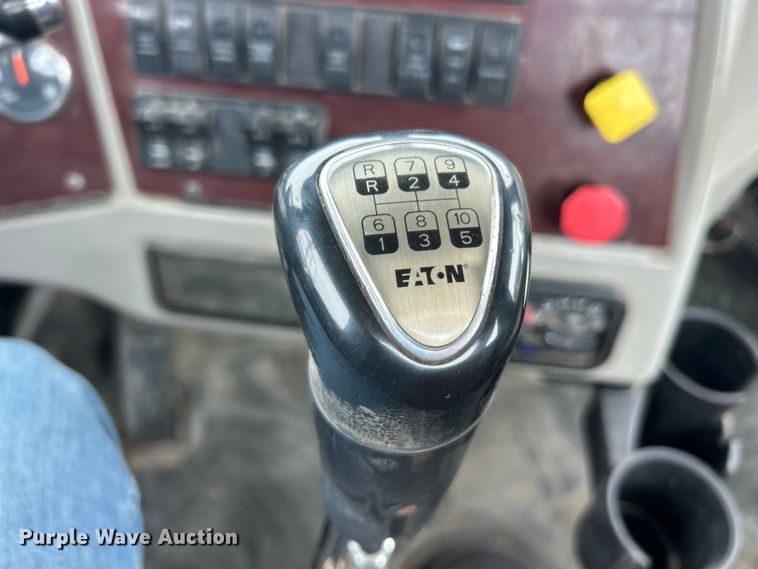 image for item FC2661 2014 Western Star 4900 semi truck