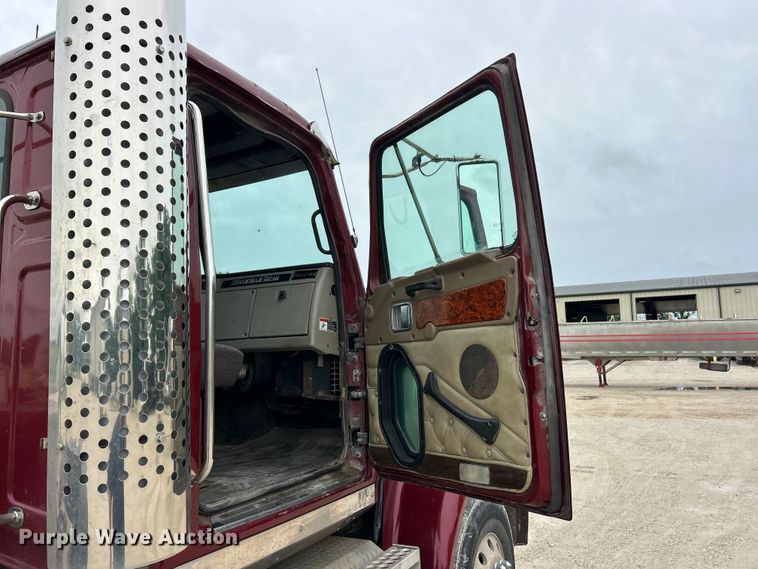 image for item FC2661 2014 Western Star 4900 semi truck