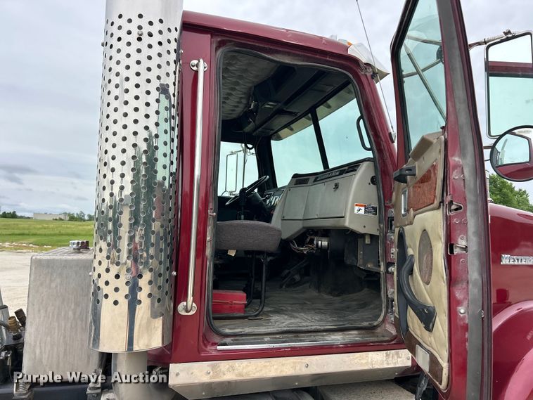 image for item FC2661 2014 Western Star 4900 semi truck