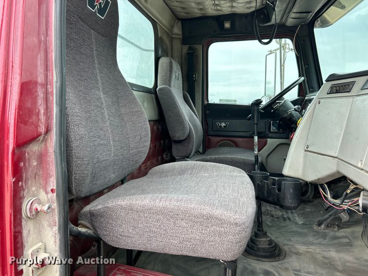 image for item FC2661 2014 Western Star 4900 semi truck