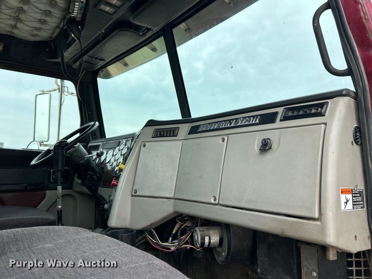 image for item FC2661 2014 Western Star 4900 semi truck