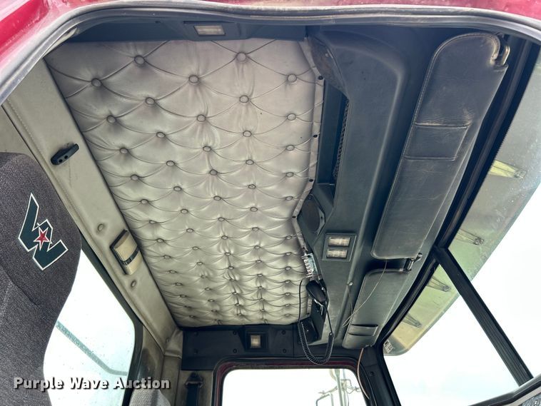 image for item FC2661 2014 Western Star 4900 semi truck
