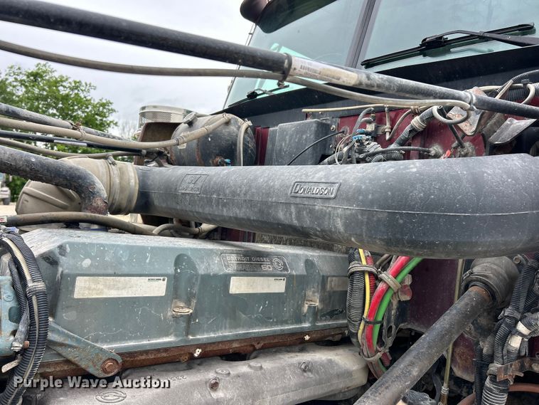 image for item FC2661 2014 Western Star 4900 semi truck