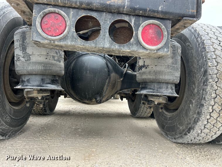 image for item FC2661 2014 Western Star 4900 semi truck