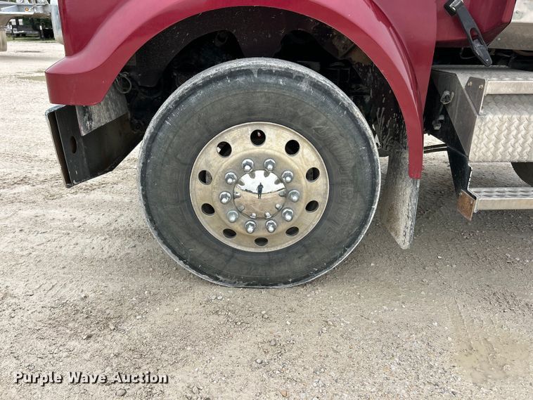 image for item FC2661 2014 Western Star 4900 semi truck