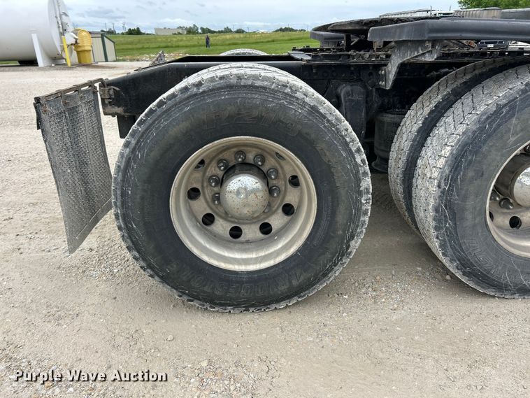 image for item FC2661 2014 Western Star 4900 semi truck