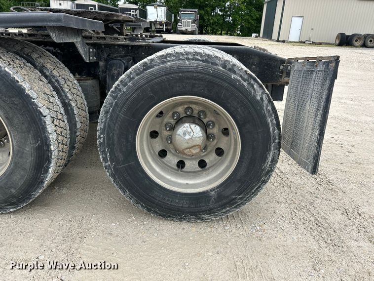 image for item FC2661 2014 Western Star 4900 semi truck