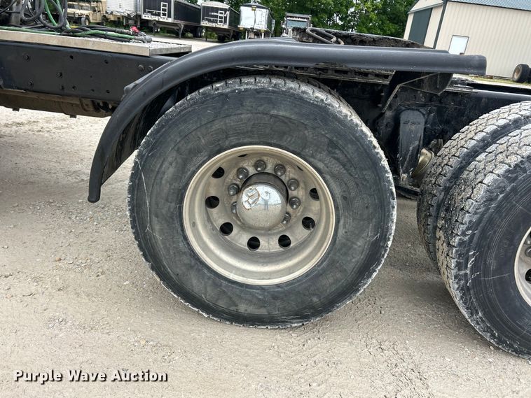 image for item FC2661 2014 Western Star 4900 semi truck