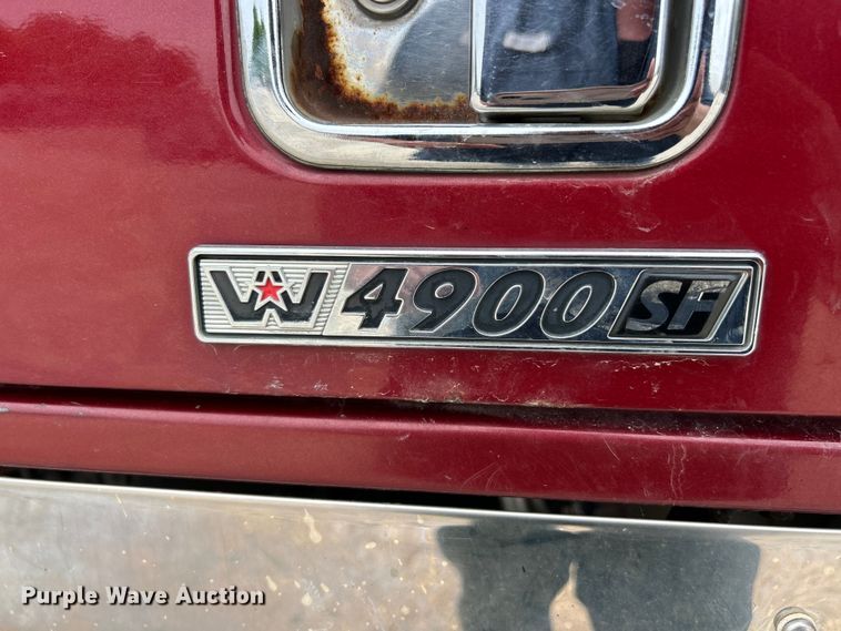 image for item FC2661 2014 Western Star 4900 semi truck