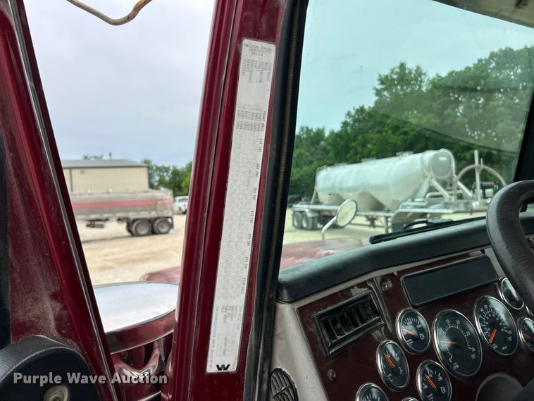 image for item FC2661 2014 Western Star 4900 semi truck