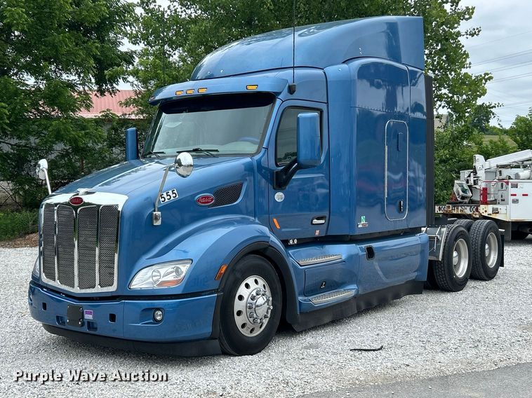 image for item FC2683 2018 Peterbilt 579 semi truck