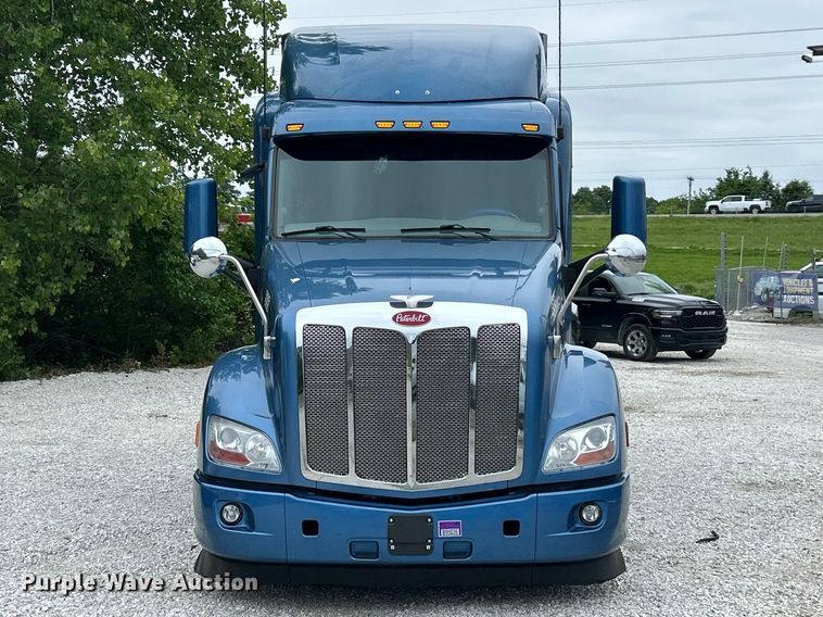 image for item FC2683 2018 Peterbilt 579 semi truck