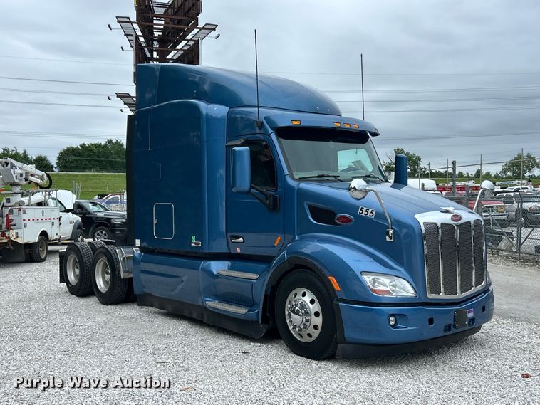 image for item FC2683 2018 Peterbilt 579 semi truck