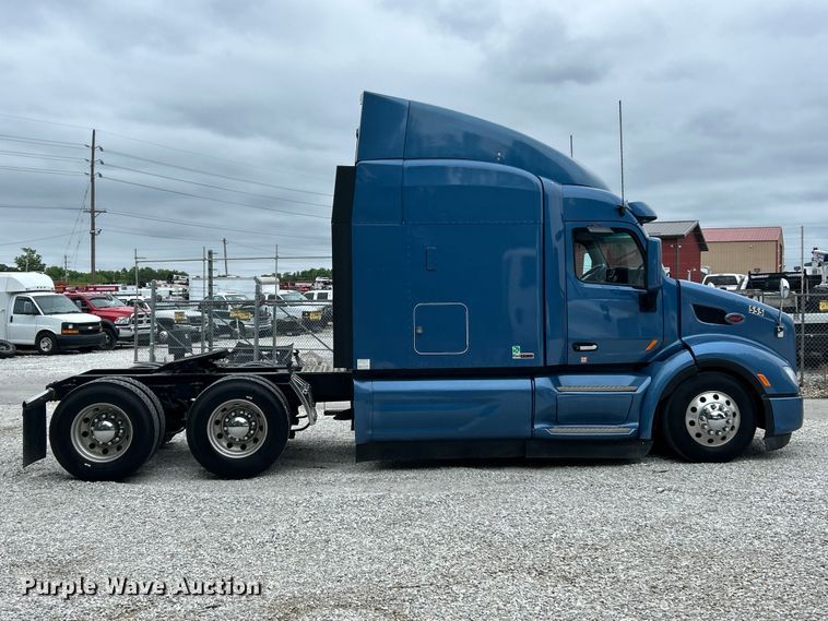 image for item FC2683 2018 Peterbilt 579 semi truck