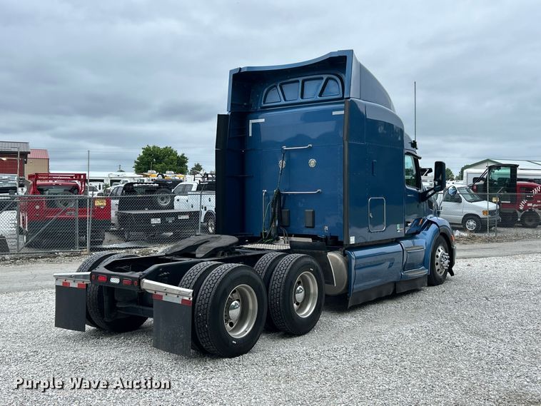 image for item FC2683 2018 Peterbilt 579 semi truck