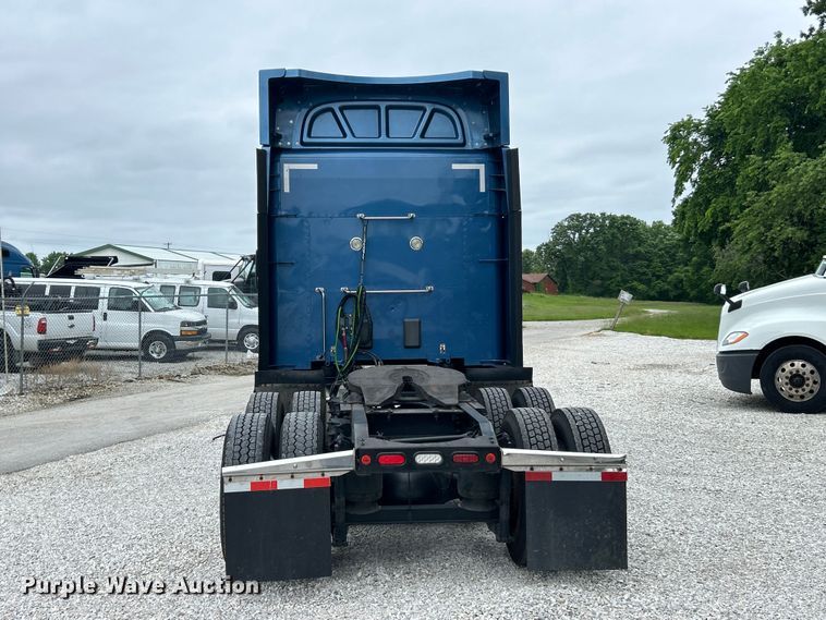 image for item FC2683 2018 Peterbilt 579 semi truck
