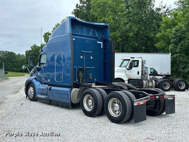 image for item FC2683 2018 Peterbilt 579 semi truck