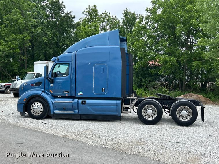 image for item FC2683 2018 Peterbilt 579 semi truck